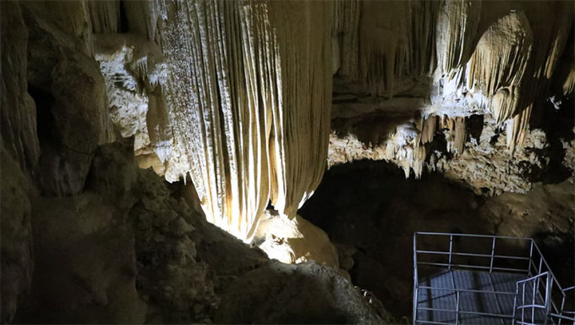 Imagem 1 -  A abertura oficial do Parque Nacional da Furna Feia, entre Mossoró e Baraúna, marca o início da criação da Rota das Cavernas no Oeste do RN, iniciativa liderada por Ubiraci Pascoal, vice-prefeito de Felipe Guerra e presidente da Instância de Governança Regional do Turismo. O roteiro turístico começa pela Furna Feia, passa pelas cavernas e cachoeiras de Felipe Guerra, pelo Lajedo de Soledade em Apodi e termina na Casa de Pedra em Martins. A proposta visa integrar belezas naturais, sítios arqueológicos e atrativos históricos da região, promovendo o turismo sustentável e o desenvolvimento local.