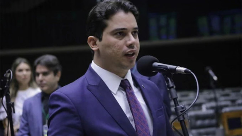 Imagem 1 -  A Polícia Federal deflagrou nesta terça-feira (08) a Operação Underhand, que investiga o deputado federal Júnior Mano (PSB) por suspeita de desvio de recursos públicos e compra de votos no Ceará. A ação cumpriu 15 mandados de busca e apreensão em municípios cearenses e em Brasília, com apoio da CGU. O esquema envolveria lavagem de dinheiro de emendas parlamentares e direcionamento ilícito de verbas a prefeituras, além de fraudes em licitações. A Justiça determinou o bloqueio de R$ 54,6 milhões dos investigados. Os crimes apurados incluem organização criminosa, captação ilícita de votos, lavagem de dinheiro e falsidade ideológica eleitoral.