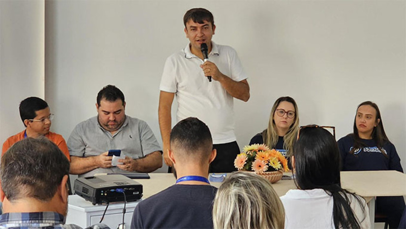Imagem 1 -  A Prefeitura de Lajes lançou o Programa Municipal de Assistência Domiciliar, que leva atendimento especializado à casa de pacientes acamados ou com mobilidade reduzida. Com equipe multiprofissional e suporte médico, o programa oferece cuidados como curativos, fisioterapia, vacinas e orientações a familiares. A iniciativa, que funciona desde junho, busca garantir dignidade, acesso à saúde e reduzir a sobrecarga das unidades de saúde, atendendo também moradores da zona rural.