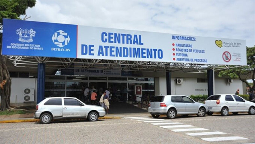 Imagem 1 - Servidores do Detran-RN realizaram nesta terça-feira (8) uma paralisação de 24 horas, suspendendo os atendimentos em todas as unidades do estado. A mobilização, organizada pelo Sindicato Sinai-RN, cobra melhorias como autonomia administrativa, fim das terceirizações, reajuste no auxílio alimentação e atualização do Plano de Cargos e Salários. Segundo o sindicato, apesar do aumento na arrecadação do órgão, o governo não apresentou propostas para atender as reivindicações, mesmo as sem impacto financeiro. Uma nova paralisação está marcada para 15 de julho. Imagem 1 - Servidores do Detran-RN realizaram nesta terça-feira (8) uma paralisação de 24 horas, suspendendo os atendimentos em todas as unidades do estado. A mobilização, organizada pelo Sindicato Sinai-RN, cobra melhorias como autonomia administrativa, fim das terceirizações, reajuste no auxílio alimentação e atualização do Plano de Cargos e Salários. Segundo o sindicato, apesar do aumento na arrecadação do órgão, o governo não apresentou propostas para atender as reivindicações, mesmo as sem impacto financeiro. Uma nova paralisação está marcada para 15 de julho.