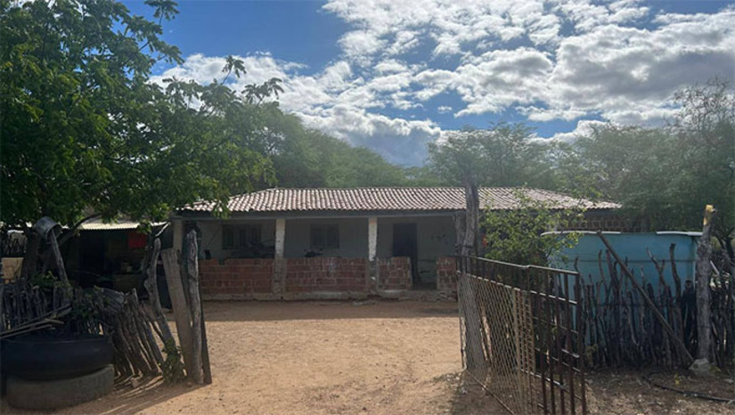 Imagem 1 -  No Sítio Baixio, que fica entre as cidades de Patu e Messias Targino, o caraubense Francimar Holanda Ribeiro, de 35 anos, casado, pai de dois filhos, foi executado no terreiro de casa. Por volta das 20 horas, o município de Mossoró registrou o quadragésimo assassinato. A vítima foi Marcos Felipe Ferreira da Silva, de 21 anos, no bairro Bom Jesus. Os dois casos já estão sendo investigados pela Polícia Civil.