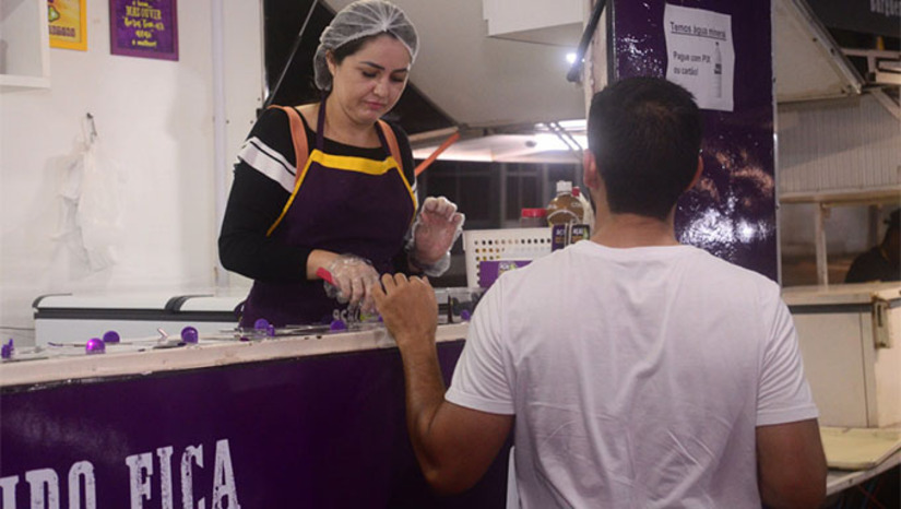 Imagem 1 -  A Prefeitura de Mossoró publicou nesta terça-feira (8) o decreto com as regras para o credenciamento de comerciantes na edição 2025 do Mossoró Sal & Luz. As inscrições acontecem nos dias 10 e 11 de julho, presencialmente na Biblioteca Municipal Ney Pontes Duarte ou via formulário on-line. Os interessados devem apresentar documentos pessoais e comprovante de residência. A lista dos autorizados será divulgada no dia 14 de julho e o credenciamento oficial ocorrerá nos dias 15 e 16. O decreto também define normas para o evento, como a proibição da venda de bebidas alcoólicas, recipientes de vidro e objetos perfurocortantes.