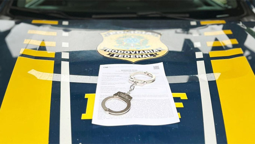 Imagem 1 -  A Polícia Rodoviária Federal (PRF) prendeu, nesta terça-feira (8), na BR-230 em Santa Rita/PB, um foragido da Justiça investigado pelo duplo homicídio do prefeito de João Dias/RN, Marcelo Oliveira, e de seu pai, ocorrido em agosto de 2024. Durante a abordagem, o suspeito apresentou documento falso e demonstrou nervosismo. Após consultas, foi confirmado um mandado de prisão em aberto contra ele, válido até 2040. O homem confessou participação no crime, disse integrar uma facção criminosa e já ter cumprido mais de 20 anos de pena. Ele foi conduzido à Polícia Federa