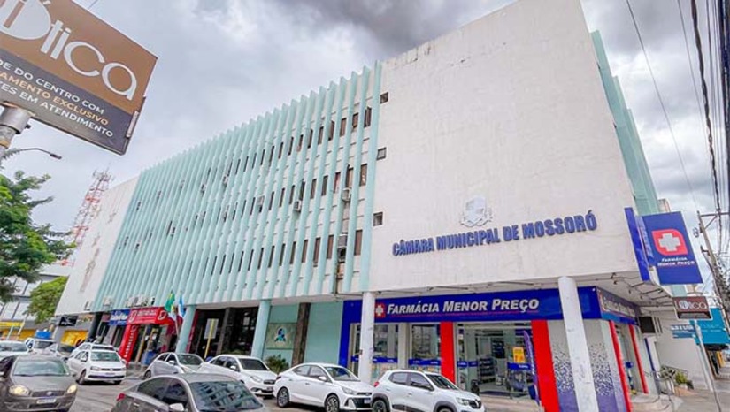 Imagem 1 -  A Câmara Municipal de Mossoró vai proibir a nomeação para cargos de confiança de pessoas que respondam por crimes contra idosos, crianças, animais, além de casos de racismo e LGBTFobia. A medida será oficializada nesta quarta-feira (9) no Diário Oficial de Mossoró. Segundo o presidente da Casa, Genilson Alves, a iniciativa reforça o compromisso com os direitos humanos e impede que autores de crimes dolosos ocupem funções no Legislativo. Além disso, a Câmara realiza um censo funcional para atualizar dados e assegurar o cumprimento das normas internas.