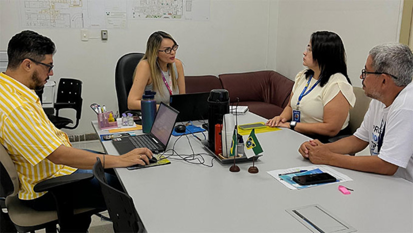 Imagem 1 -  A diretoria do Hospital Regional Tarcísio Maia recebeu, nesta quarta-feira (9), a coordenadora do Programa Vida no Trânsito de Mossoró, Ana Leine Carlos Sales. A visita teve como objetivo apresentar o programa à nova gestão da unidade e reforçar a parceria na promoção de ações educativas e na qualificação de dados sobre acidentes de trânsito. O Programa Vida no Trânsito foi criado em Mossoró em 27 de maio de 2019, através do Decreto 5385, com o objetivo de trabalhar de forma intersetorial ações de intervenção para a melhoria do trânsito, desenvolvendo com as instituições parceiras, ações de educação que possam modificar o cenário de múltiplos sinistros de trânsito.