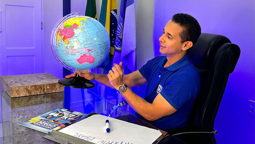 Imagem 1 -  São três programas: #PartiuBrasil, prevê apoio para jovens que estudam do sétimo ao nono ano fazer intercâmbio em cidades brasileiras. O outro programa é o #De Mossoró para o Mundo, que visa levar estudantes do sétimo ao nono ano para estudar em outros países. Além destes, a gestão quer distribuir 5 mil bolsas de R$ 200 a R$ 300,00 para estudantes que tiver boa frequência escolar, estiver em situação de vulnerabilidade social e econômica, entre outros critérios previsto no edital do projeto.