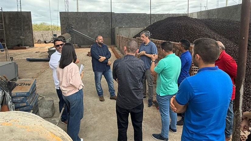 Imagem 1 -  O projeto prevê a estruturação de uma cadeia produtiva para o aproveitamento da poda e dos resíduos do caju, com foco na transformação dos materiais em insumos úteis para a indústria, ampliando o ciclo de vida dos recursos naturais e contribuindo para a redução de impactos ambientais.  A equipe técnica envolvida agora dará continuidade aos estudos de viabilidade e à construção do plano de ação conjunto, que poderá posicionar Serra do Mel como referência regional em bioeconomia e inovação sustentável no semiárido.