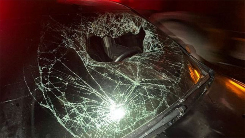 Imagem 1 -  Dois motoristas se envolveram em uma briga violenta após uma colisão traseira na BR-304, em Mossoró, na tarde desta quarta-feira (9). O desentendimento evoluiu para agressões físicas com o uso de faca, deixando ambos feridos e autuados por tentativa de homicídio. A Polícia Rodoviária Federal atendeu a ocorrência e reforçou o alerta contra a intolerância no trânsito.