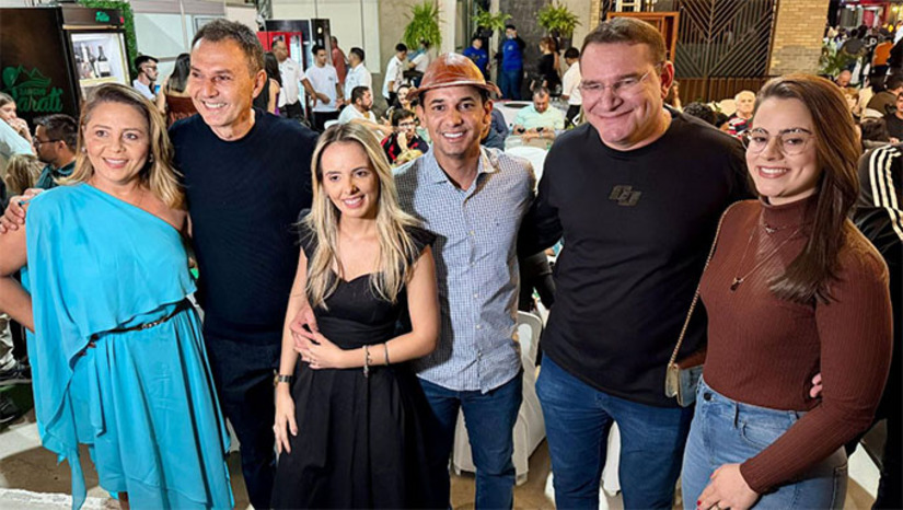 Imagem 1 - Abertura do 17º Festival Gastronômico e Cultural de Martins-RN aconteceu na noite desta quinta-feira, 10, com a presença da Governadora Fátima Bezerra e do prefeito de Mossoró Allyson Bezerra, entre dezenas de outras autoridades da região. O prefeito Cesar Galdino, de Martins, disse que aumentou de 2 para 4 dias de ventos, período que a cidade lota hotéis, pousadas e restaurantes. Imagem 1 - Abertura do 17º Festival Gastronômico e Cultural de Martins-RN aconteceu na noite desta quinta-feira, 10, com a presença da Governadora Fátima Bezerra e do prefeito de Mossoró Allyson Bezerra, entre dezenas de outras autoridades da região. O prefeito Cesar Galdino, de Martins, disse que aumentou de 2 para 4 dias de ventos, período que a cidade lota hotéis, pousadas e restaurantes.