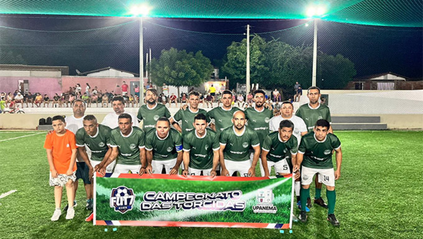 Imagem 1 - Com os resultados, os duelos das semifinais ficaram definidos para a próxima quarta-feira (16), a partir das 19h, na Areninha. O Palmeiras enfrenta o Flamengo em um clássico de muita rivalidade, enquanto o São Paulo encara o Vasco. A Copa das Torcidas é uma realização da Prefeitura de Upanema, reforçando o incentivo ao esporte amador e promovendo lazer e integração entre os torcedores da cidade. Imagem 1 - Com os resultados, os duelos das semifinais ficaram definidos para a próxima quarta-feira (16), a partir das 19h, na Areninha. O Palmeiras enfrenta o Flamengo em um clássico de muita rivalidade, enquanto o São Paulo encara o Vasco. A Copa das Torcidas é uma realização da Prefeitura de Upanema, reforçando o incentivo ao esporte amador e promovendo lazer e integração entre os torcedores da cidade.