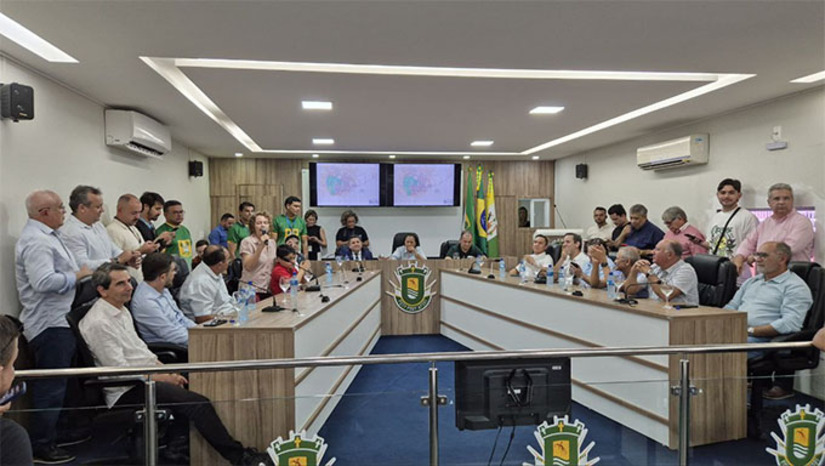 Imagem 1 - Com investimento inicial de quase R$ 18 milhões, a primeira etapa do sistema de esgotamento sanitário prevê a recuperação e instalação de redes de esgoto, a conclusão da Estação Elevatória II, a implantação de um módulo da Estação de Tratamento com capacidade para 20 litros por segundo, além de 1.500 ligações domiciliares. A obra vai beneficiar diretamente 21 mil moradores. A segunda etapa será iniciada após a conclusão desta fase e ampliará a cobertura para toda a cidade. O prefeito Luis Sabino Costa, destacou o caráter coletivo da conquista: “É uma conquista de todos nós.” Imagem 1 - Com investimento inicial de quase R$ 18 milhões, a primeira etapa do sistema de esgotamento sanitário prevê a recuperação e instalação de redes de esgoto, a conclusão da Estação Elevatória II, a implantação de um módulo da Estação de Tratamento com capacidade para 20 litros por segundo, além de 1.500 ligações domiciliares. A obra vai beneficiar diretamente 21 mil moradores. A segunda etapa será iniciada após a conclusão desta fase e ampliará a cobertura para toda a cidade. O prefeito Luis Sabino Costa, destacou o caráter coletivo da conquista: “É uma conquista de todos nós.”