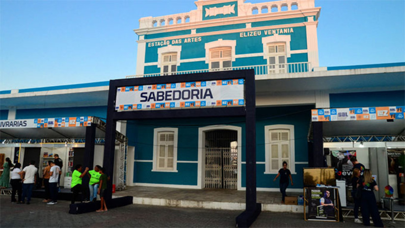 Imagem 1 -  O espaço “Polo Sabedoria” será um ambiente para exposição de editoras e livrarias, além de projetos sociais. Com 10 estandes, o “Polo Sabedoria” funcionará das 16h às 20h na semana; e no sábado das 8h às 20h. o “Mossoró Sal e Luz” acontecerá dias 18, 19, 24, 25 e 26 de julho, na Estação das Artes Elizeu Ventania.
