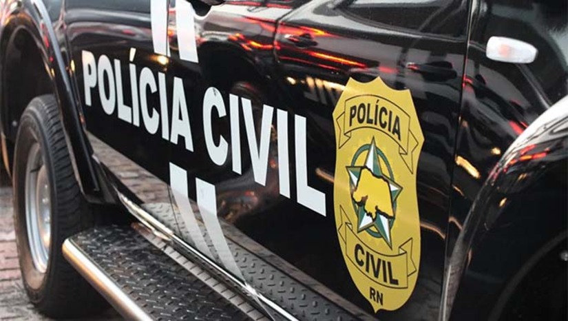 Imagem 1 -  A Polícia Civil do RN, por meio da 16ª DHPP de Mossoró, deflagrou nesta terça-feira (15) a Operação Impacto, cumprindo seis mandados judiciais. Um homem de 29 anos foi preso, suspeito de envolvimento no homicídio de um adolescente de 17 anos, ocorrido em janeiro de 2025. O crime teria sido ordenado por uma facção criminosa, como punição no chamado “tribunal do crime”. Outro suspeito segue foragido.