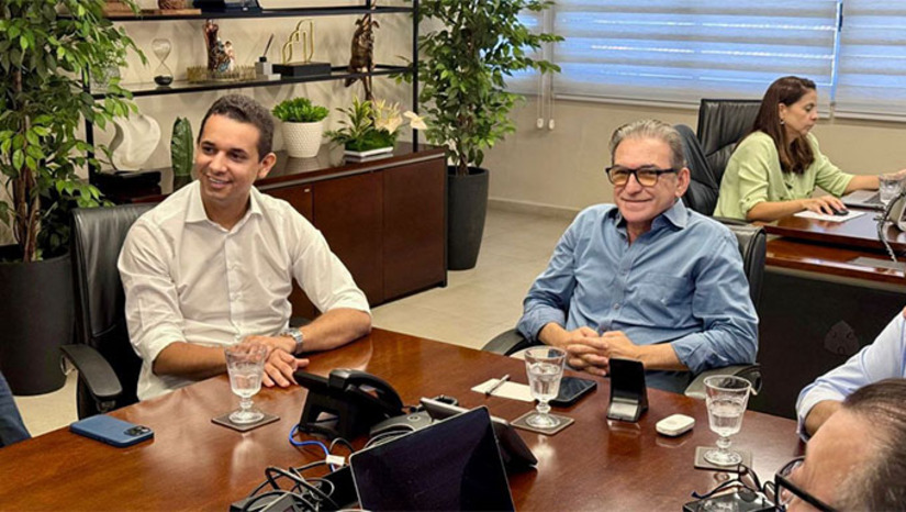 Imagem 1 -  O prefeito Allyson Bezera se reuniu com o presidente da Fecomércio/RN, Marcelo Queiroz, para discutir ações conjuntas em prol do desenvolvimento econômico do Município. Durante o encontro, também foram discutidas iniciativas como a valorização dos comerciários e o Programa Jovem do Futuro, que prepara jovens mossoroenses para o mercado de trabalho com formações realizadas também no Senac.
