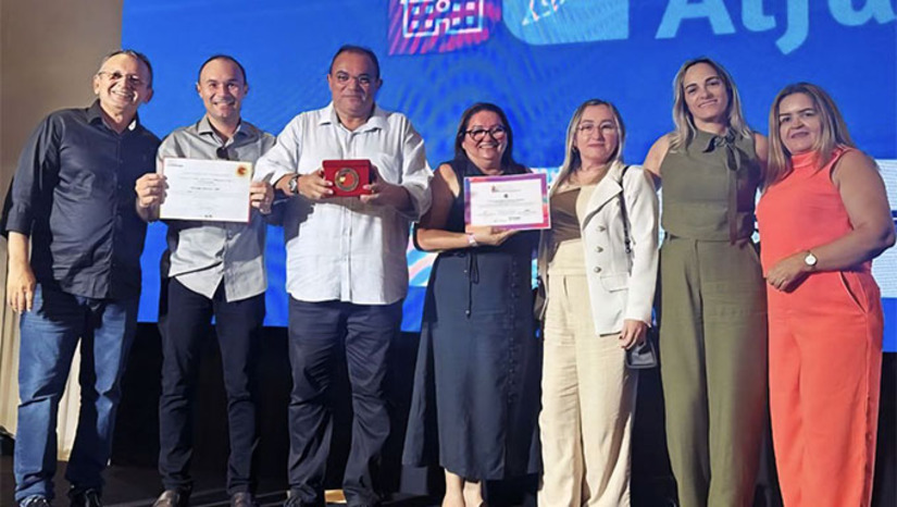 Imagem 1 -  A premiação, concedida pelo Governo do Rio Grande do Norte, por meio da Secretaria Estadual de Educação e Cultura (SEEC), reconhece os melhores resultados obtidos por escolas públicas na alfabetização de seus alunos, dentro do programa estadual Pró-Alfa. A unidade escolar de Felipe Guerra se destacou entre as escolas com mais de 48 matrículas, graças ao trabalho comprometido de sua eq.uipe pedagógica e à gestão educacional do município