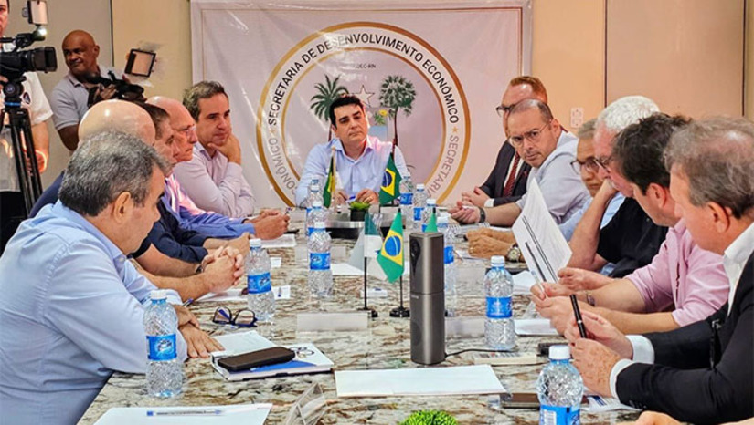 Imagem 1 -  O Governo do Rio Grande do Norte está elaborando uma carta conjunta com entidades dos setores produtivos para apresentar ao governo federal estratégias que minimizem os impactos do aumento das tarifas dos Estados Unidos sobre produtos potiguares. A medida foi discutida em reunião com secretários estaduais e representantes da FIERN, Fecomércio, Faern, Sebrae, Codern e outros segmentos afetados. Entre os produtos mais prejudicados estão sal, mel, carnes e pescados. O governo busca reverter a taxação ou conseguir um prazo de 90 dias para negociação na OMC. 