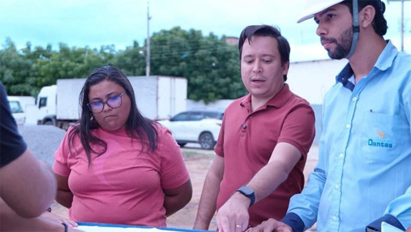 Imagem 1 -  Logo no início de sua gestão, Givago protagonizou um feito memorável ao realizar a maior e mais impactante Festa de São Sebastião da história de Caraúbas. Na educação, o prefeito garantiu o reajuste anual dos professores. Na Saúde, destaca-se a Casa do Autista e a Base de Suporte Avançada do Samu, entre outros investimentos em infraestrutura contemplando vários seguimentos da sociedade.