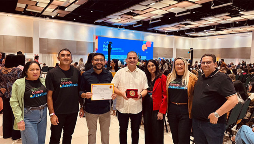 Imagem 1 -  A premiação, promovida pelo Governo do Estado em parceria com o Programa Criança Alfabetizada, valoriza o trabalho de escolas que alcançaram avanços significativos na alfabetização nos primeiros anos do ensino fundamental. Em Apodi, as escolas Escola Francisco Alcivan Pinto e a Escola 12 de Outubro atendem diretamente 80 alunos que vivenciam a força transformadora de uma educação pública de qualidade, feita com compromisso, planejamento e dedicação de toda a equipe pedagógica envolvida.