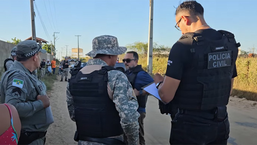 Imagem 1 - Segundo a PM, a menor havia sido espancada na comunidade chamada Terra Prometida, que fica perto da Estrada da Raiz, no bairro Santo Antônio, na noite de terça-feira, dia 15, e o corpo de Denilson da Silva, com sinais de espancamento, foi encontrado na comunidade de Cajazeiras, que fica entre a Estrada da Raiz e o Nova Mossoró. O caso será investigado pela Policia Civil. Imagem 1 - Segundo a PM, a menor havia sido espancada na comunidade chamada Terra Prometida, que fica perto da Estrada da Raiz, no bairro Santo Antônio, na noite de terça-feira, dia 15, e o corpo de Denilson da Silva, com sinais de espancamento, foi encontrado na comunidade de Cajazeiras, que fica entre a Estrada da Raiz e o Nova Mossoró. O caso será investigado pela Policia Civil.
