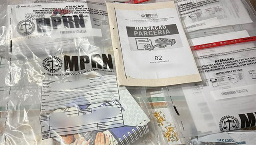 Imagem 1 - A operação investiga um esquema de desvio de recursos públicos no município de Santana do Matos. Ex-agentes públicos, empresários e empresas estariam envolvidos em fraudes que incluíam contratos de fachada para obras públicas que, na prática, eram executadas pela própria Prefeitura, sem fiscalização adequada. A Justiça determinou o bloqueio de mais de R$ 900 mil e o sequestro de bens dos investigados. Perícias constataram irregularidades, indícios de superfaturamento e má execução das obras. Imagem 1 - A operação investiga um esquema de desvio de recursos públicos no município de Santana do Matos. Ex-agentes públicos, empresários e empresas estariam envolvidos em fraudes que incluíam contratos de fachada para obras públicas que, na prática, eram executadas pela própria Prefeitura, sem fiscalização adequada. A Justiça determinou o bloqueio de mais de R$ 900 mil e o sequestro de bens dos investigados. Perícias constataram irregularidades, indícios de superfaturamento e má execução das obras.