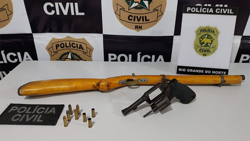 Imagem 1 -  A operação teve como objetivo de desarticular uma facção criminosa que atuava no bairro Parati 2000, impondo toque de recolher, ameaças e expulsando moradores. Durante a ação, um suspeito trocou tiros com a polícia, foi baleado e morreu após ser socorrido. Outro homem foi preso em flagrante por posse ilegal de arma de fogo. A operação contou com o apoio de 35 policiais de diversas delegacias da região. As investigações continuam para identificar outros envolvidos.