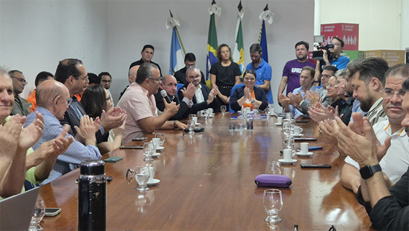 Imagem 1 -  A Uern apresentou, nesta quinta-feira (17), o diagnóstico dos impactos socioeconômicos do MCJ 2025. O estudo, realizado pela Faculdade de Ciências Econômicas em parceria com a CDL Mossoró, revelou que o evento movimentou R$ 357 milhões e atraiu 1,292 milhão de pessoas, gerando 8,3 mil empregos diretos e indiretos. A taxa de ocupação hoteleira chegou a 82%, com faturamento de R$ 6,3 milhões. De acordo com a pesquisa, o índice de aprovação foi de 95%, o maior já registrado. A pesquisa também mostrou que 96% aprovaram o trabalho da segurança. Os dados serão encaminhados a órgãos públicos e ao setor produtivo para embasar decisões futuras para fortalecer ainda mais o evento.