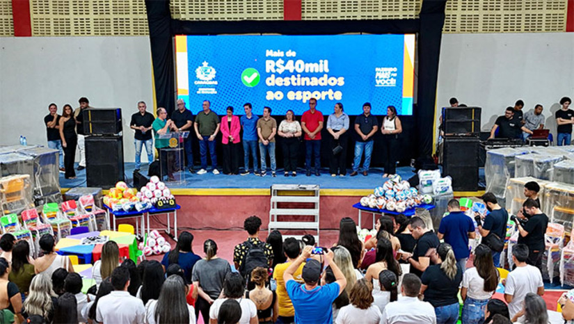 Imagem 1 - Com um investimento de cerca de R$ 400 mil, foram adquiridos móveis como cadeiras, mesas, geladeiras, notebooks e materiais esportivos, beneficiando escolas da zona urbana e rural. A iniciativa visa melhorar o conforto e a qualidade do ambiente escolar. Durante a entrega, o prefeito Givago Barreto destacou o compromisso da gestão com a educação. A ação busca tornar as escolas mais acolhedoras e fortalecer o aprendizado e a relação com a comunidade. Imagem 1 - Com um investimento de cerca de R$ 400 mil, foram adquiridos móveis como cadeiras, mesas, geladeiras, notebooks e materiais esportivos, beneficiando escolas da zona urbana e rural. A iniciativa visa melhorar o conforto e a qualidade do ambiente escolar. Durante a entrega, o prefeito Givago Barreto destacou o compromisso da gestão com a educação. A ação busca tornar as escolas mais acolhedoras e fortalecer o aprendizado e a relação com a comunidade.