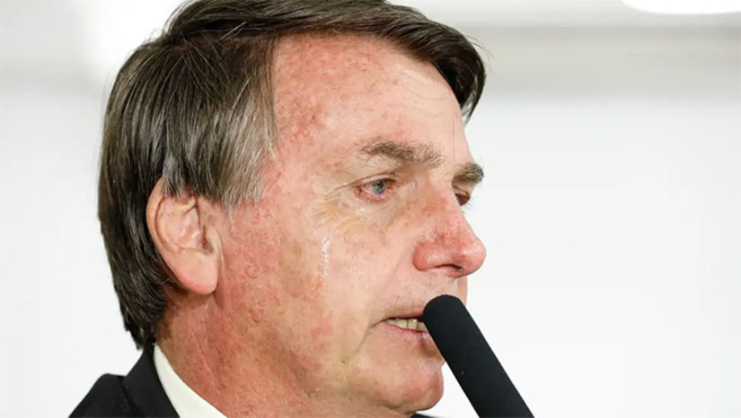 Imagem 1 -  ela decisão, Bolsonaro, além de precisar usar tornozeleira, está proibido de utilizar as redes sociais.  Ele precisará ficar em casa entre as 19h e as 6h, além de estar proibido de se comunicar com outros réus ou com embaixadores e diplomatas de outros países. Além disso, não poderá se ausentar da comarca do DF.  O ex-presidente já teve o passaporte apreendido em fevereiro de 2024.