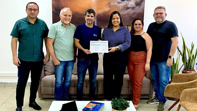 Imagem 1 -  O Sinduscon Oeste entregou à Secretaria de Meio Ambiente e Urbanismo de Mossoró uma proposta de checklist analítico para otimizar e agilizar os processos de licenciamento e análise urbanística na cidade. A ferramenta, desenvolvida ao longo de seis meses com apoio do arquiteto Alexandre Lopes, busca padronizar procedimentos e evitar divergências de interpretação, beneficiando profissionais da área e a população em geral. 