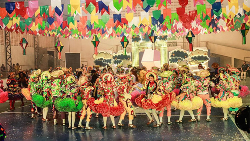 Imagem 1 -  São 11 apresentações, a partir das 18h, no Largo de Eventos, com representantes de Governador Dix-Sept Rosado e demais municípios da região além de grupos do CRAS e de escolas municipais. O Dissé Junino 2025 vai até domingo, dia 20, com grandes atrações como, Eliane, Grafith, Claudio Ney e Juliana, Noda de Caju, Forró Real, Ana Lu e Forró Danado e Gabriel.