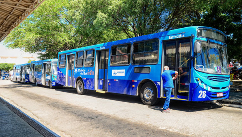Imagem 1 -  A medida assegura que moradores de diversos bairros possam participar da festa com segurança, conforto e organização.  Os ônibus sairão dos bairros em horários estratégicos rumo ao Centro da cidade, onde ocorre a programação artística e cultural do evento. Ao final das noites, o retorno também será garantido com horários previamente definidos. A logística foi pensada para atender um maior número de comunidades e promover inclusão.
