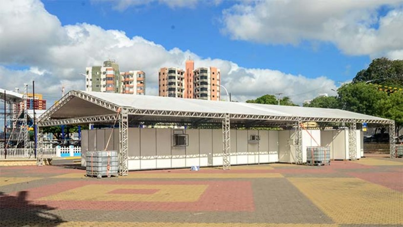 Imagem 1 -  A Prefeitura de Mossoró montou um esquema especial com pontos de atendimentos em saúde, em locais estratégicos, abrangendo todos os polos. Um dos pontos de atendimentos em saúde funcionará na Praça de Eventos. Outro ponto ficará na Estação das Artes Poeta Elizeu Ventania. Em ambos os polos, uma ampla estrutura foi montada e equipada para o pleno funcionamento nos dias de evento. As equipes de profissionais da saúde vão garantir toda assistência e segurança necessária ao público com o apoio de duas ambulâncias.