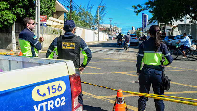 Imagem 1 - A partir das 15h, será bloqueado o trecho lateral da avenida Rio Branco, entre as ruas Alta de Sousa e Augusto Severo, nas imediações da Estação das Artes. Já a partir das 17h, haverá também restrição de tráfego na avenida Augusto Severo, no trecho em frente ao Teatro. Ao fim da programação noturna, o trânsito será gradualmente liberado. As interdições seguirão o mesmo modelo nos dias 24 e 25 de julho. Para o dia 26 (sábado), quando a programação tem início mais cedo, os bloqueios na Rio Branco começarão às 7h da manhã. Imagem 1 - A partir das 15h, será bloqueado o trecho lateral da avenida Rio Branco, entre as ruas Alta de Sousa e Augusto Severo, nas imediações da Estação das Artes. Já a partir das 17h, haverá também restrição de tráfego na avenida Augusto Severo, no trecho em frente ao Teatro. Ao fim da programação noturna, o trânsito será gradualmente liberado. As interdições seguirão o mesmo modelo nos dias 24 e 25 de julho. Para o dia 26 (sábado), quando a programação tem início mais cedo, os bloqueios na Rio Branco começarão às 7h da manhã.