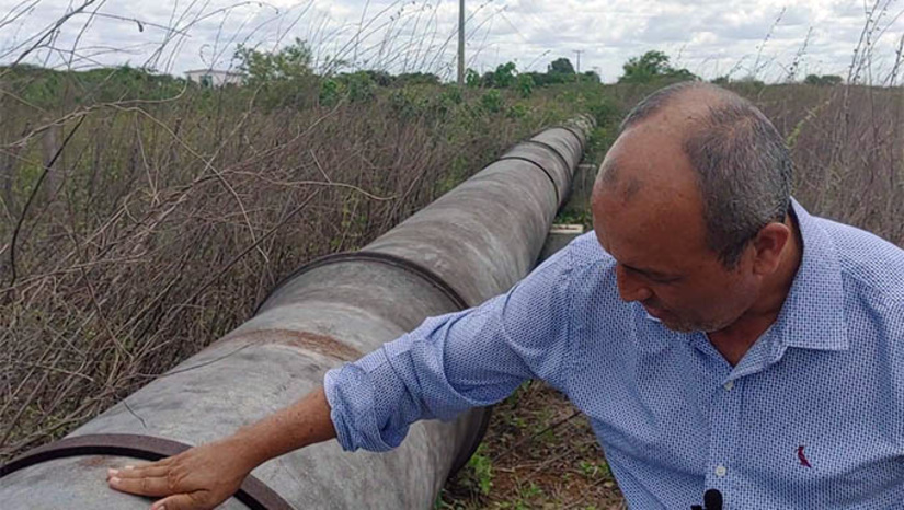 Imagem 1 -  Segundo o presidente da CAERN, Roberto Linhares, inicialmente serão bombeados 400 mil litros de água por hora e, pouco tempo depois, vai passar a 1,1 milhão de litros de água por hora. Esta água está sendo extraída de poços perfurados entre as cidades de Apodi e Felipe Guerra e vai abastecer região Oeste da cidade de Mossoró, num investimento de R$ 82 milhões. O outro lado da cidade, será abastecida com água da adutora Jerônimo Rosado.