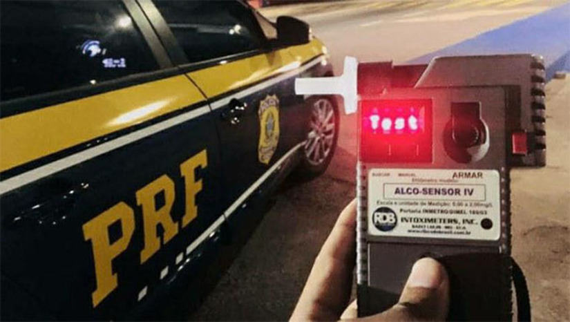 Imagem 1 -  A ocorrência foi registrada por volta das 19h, no km 68 da BR-304, quando um caminhão saiu da pista, chamando a atenção da equipe da PRF que se deslocou até o local. Durante a fiscalização, foi constatado que o condutor apresentava sinais evidentes de embriaguez.  Submetido ao teste de etilômetro, foi registrado o valor de 0,92 miligramas de álcool por litro de ar alveolar, configurando crime de trânsito, conforme o artigo 306 do Código de Trânsito Brasileiro (CTB).  O motorista foi preso em flagrante e encaminhado à Delegacia de Polícia Civil de plantão, em Mossoró