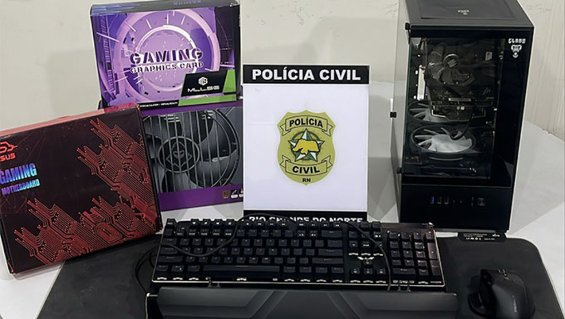 Imagem 1 -  Um homem de 20 anos foi preso em flagrante em Mossoró por receptação qualificada. Ele é suspeito de vender em sua loja um equipamento obtido por meio do golpe do “falso PIX”. A prisão foi realizada por policiais da DEFUR e DEFD após denúncia de uma vítima de estelionato. O produto, avaliado em mais de R$ 2.500, estava sendo vendido por R$ 1.500, mas foi comprado pelo suspeito por apenas R$ 300. O equipamento estava disponível na loja física e em plataforma online. O homem foi encaminhado ao sistema prisional e as investigações continuam para localizar o autor do golpe.