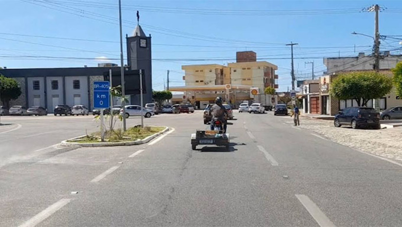 Imagem 1 -  O DNIT vai iniciar, a partir das 9h desta terça-feira (22), a interdição parcial da BR-405/RN, em Mossoró, entre os km 0 e 2,7, para obras de recuperação do pavimento. O trecho afetado fica entre a Igreja São João Batista e a Rua Felipe Camarão, e os serviços devem durar cerca de 15 dias, dependendo das condições climáticas. Inicialmente, serão interditadas as duas faixas da esquerda no sentido viaduto–Igreja. O DNIT orienta motoristas a usarem a BR-304/RN como rota alternativa.