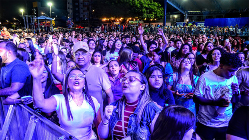Imagem 1 -  O primeiro fim de semana do "Mossoró Sal & Luz" 2025 foi um sucesso de público, com grande participação nos diversos polos do evento. Na Estação das Artes, milhares de pessoas prestigiaram os shows de artistas regionais e nacionais como Eyshila, Som & Louvor, Isaías Saad, Gabriel Guedes e Valesca Mayssa. Outros polos também registraram intensa movimentação. O festival continua nos dias 24, 25 e 26 de julho com mais atrações.