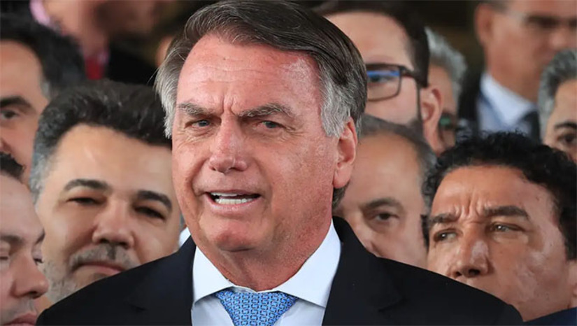 Imagem 1 -  A medida foi determinada horas após o ministro advertir Bolsonaro sobre a publicação de links de entrevistas concedidas nos últimos dias à imprensa. Entre as medidas estabelecidas na semana passada contra o ex-presidente, figura a proibição de uso das redes sociais.  Na tarde desta segunda-feira (21), após a advertência do ministro, Bolsonaro exibiu a tornozeleira eletrônica ao visitar a Câmara dos Deputados, e as imagens foram publicadas em diversos perfis nas redes sociais e na imprensa.