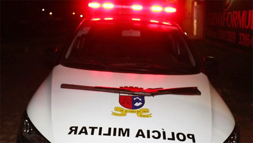 Imagem 1 - Segundo informações da PM, a vítima estava em um bar quando dois criminosos chegaram ao local em uma motocicleta. O garupa desceu do veículo e efetuou diversos disparos contra José Césimar de 67 anos. Em um ato desesperado, o idoso ainda tentou fugir, buscando refúgio, possivelmente em um banheiro. No entanto, foi alcançado e executado com múltiplos tiros, não resistindo aos ferimentos. O caso será investigado pela Polícia Civil, que busca identificar a autoria e a motivação do crime. Imagem 1 - Segundo informações da PM, a vítima estava em um bar quando dois criminosos chegaram ao local em uma motocicleta. O garupa desceu do veículo e efetuou diversos disparos contra José Césimar de 67 anos. Em um ato desesperado, o idoso ainda tentou fugir, buscando refúgio, possivelmente em um banheiro. No entanto, foi alcançado e executado com múltiplos tiros, não resistindo aos ferimentos. O caso será investigado pela Polícia Civil, que busca identificar a autoria e a motivação do crime.