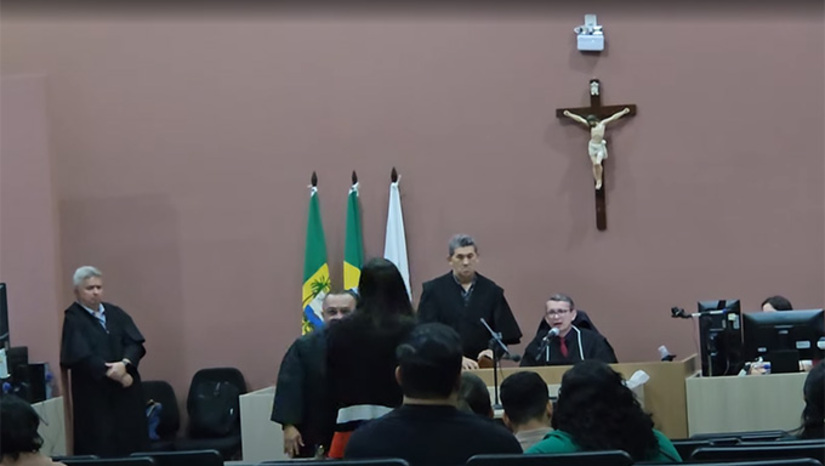 Imagem 1 - Conforme os autos do processo, a vítima, Gilson Laurentino da Cunha, que já tinha antecedentes criminais, estava sob efeito de álcool na calçada de sua casa. Ele teria interpretado erroneamente uma discussão entre Sanderson Amâncio da Silva e seu pai, Samuel Ramos da Silva, como sendo direcionada a ele, proferindo palavras ofensivas. Gilson respondeu e sofreu três facadas de Sanderson. O julgamento ocorreu no Fórum Municipal de Mossoró. O réu deve cumprir a pena em regime fechado. Imagem 1 - Conforme os autos do processo, a vítima, Gilson Laurentino da Cunha, que já tinha antecedentes criminais, estava sob efeito de álcool na calçada de sua casa. Ele teria interpretado erroneamente uma discussão entre Sanderson Amâncio da Silva e seu pai, Samuel Ramos da Silva, como sendo direcionada a ele, proferindo palavras ofensivas. Gilson respondeu e sofreu três facadas de Sanderson. O julgamento ocorreu no Fórum Municipal de Mossoró. O réu deve cumprir a pena em regime fechado.