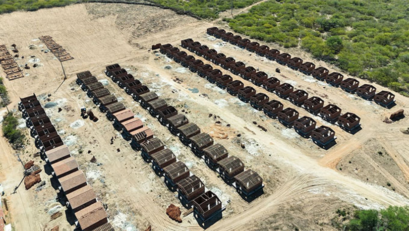 Imagem 1 - Ao todo, serão 200 novas moradias entregues a famílias grossenses, em um dos maiores projetos habitacionais da história da cidade. O programa representa a concretização de um sonho para centenas de pessoas que, em breve, receberão as chaves da casa própria. As unidades estão em fase de cobertura e sendo construídas com infraestrutura completa e qualidade, oferecendo dignidade, segurança e melhores condições de vida para os futuros moradores. Imagem 1 - Ao todo, serão 200 novas moradias entregues a famílias grossenses, em um dos maiores projetos habitacionais da história da cidade. O programa representa a concretização de um sonho para centenas de pessoas que, em breve, receberão as chaves da casa própria. As unidades estão em fase de cobertura e sendo construídas com infraestrutura completa e qualidade, oferecendo dignidade, segurança e melhores condições de vida para os futuros moradores.