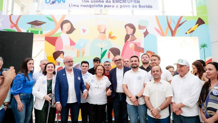 Imagem 1 -  A governadora Fátima explicou que, inicialmente, o plano era federalizar o Hospital Telecila Freitas. No entanto, após reuniões com a UFRN, SESAP, o MEC e a Empresa Brasileira de Serviços Hospitalares, foi decidido que o mais adequado seria a construção de uma nova unidade hospitalar. Segundo Fátima, o local mais cotado para receber a obra é onde hoje está situado o Parque de Exposições de Caicó, por ser uma área bem localizada e com potencial para atender às demandas do projeto.