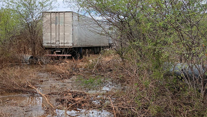 Imagem 1 -  Além disto, o poço 14, no Bairro Santo Antônio, parou. A CAERN espera resolver este problema até meia noite desta quinta-feira, precisando de mais 72 horas para a água chegar nas casas. Já o problema na Adutora Jerônimo Rosado, danificada pelo caminhão, a solução é mais complexa, mesmo assim a CAERN espera recuperar a tubulação antes de sábado, precisando de mais 72 horas para o abastecimento das casas em Mossoró serem normalizado.