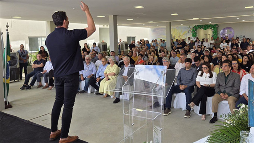 Imagem 1 -  Discurso do senador Styvenson Valentin foi durante a celebração de 1 ano de funcionamento do Centro de Diagnóstico e Ensino da Liga Contra o Câncer, em Currais Novos-RN, nesta quinta-feira, 24. Pela viabilidade do hospital destinando emenda de 36 milhões e a importância da unidade de saúde pra região Seridó, Styvenson foi homenageado com uma placa pela Liga do Câncer.