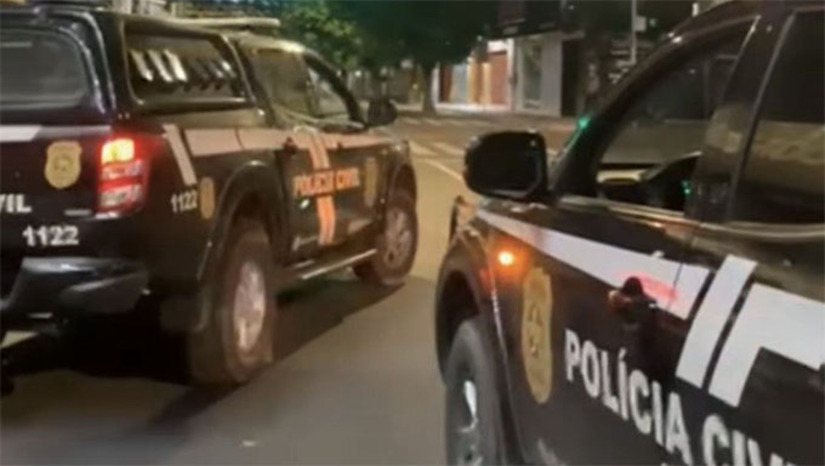 Imagem 1 -  A operação cumpriu mandados de prisão preventiva e busca e apreensão contra três policiais militares ativos do Ceará. A ação contou com a participação de mais de 20 policiais civis e o apoio de diversas delegacias especializadas e do Bope da PMCE. A policia investiga um roubo circunstanciado ocorrido em 20 de maio no bairro Alto do Sumaré, em Mossoró, um homicídio no mesmo dia no bairro Abolição 5, e disparos de arma de fogo contra estabelecimentos e residências no Abolição 4, também em Mossoró. Novos detalhes serão divulgados em breve.