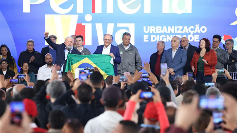 Imagem 1 -  O presidente Luiz Inácio Lula da Silva participou nesta sexta-feira (25) de cerimônia no Jardim Rochdale, em Osasco, na região metropolitana de São Paulo, para o anúncio nacional do Novo PAC Seleções 2025 Periferia Viva - Urbanização de Favelas. Serão destinados mais R$ 4,67 bilhões para ações em 49 territórios periféricos de 32 municípios de 12 estados.