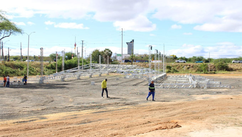 Imagem 1 -  A maior caprifeira do Rio Grande do Norte começa aganhar forma com a montagem da estrutura do evento. A festa do Bode 2025 ocorrerá de 7 a 10 de agosto, no Parque de Exposições Armando Buá. O evento faz parte do Calendário Estadual de Exposições Agropecuárias e contará com uma vasta programação durante os quatro dias.