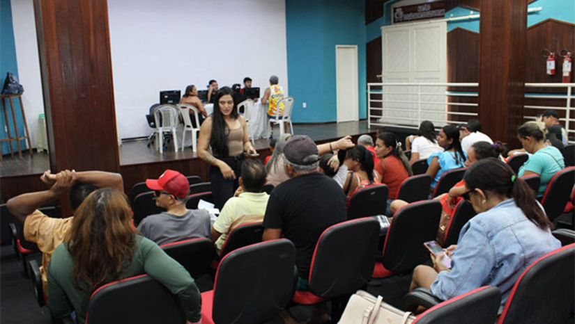Imagem 1 -  O atendimento está sendo realizado no auditório da Estação das Artes Elizeu Ventania, nos dias 28 e 29 de julho, das 8h às 12h e das 14h às 17h. A ação garante a regularização dos feirantes, com autorização para atuação durante o evento.  Para efetuar a inscrição, os interessados devem apresentar documento oficial com foto (RG ou CNH) e um comprovante de residência atualizado. A inscrição é o primeiro passo do processo e não garante a participação imediata no evento. A lista oficial dos selecionados será divulgada no dia 30 de julho.