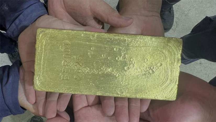 Imagem 1 - A unidade Borborema da Aura, localizada em Currais Novos RN, produziu sua primeira barra de ouro neste segundo trimestre, marcando o início oficial de suas operações. A mina tem uma vida útil estimada em 11,3 anos, com potencial de expansão para mais de 2 milhões de onças de ouro. A Borborema já contratou mais de dois mil profissionais, diretos e indiretos, com cerca de 68% da mão de obra vindo da comunidade local, Imagem 1 - A unidade Borborema da Aura, localizada em Currais Novos RN, produziu sua primeira barra de ouro neste segundo trimestre, marcando o início oficial de suas operações. A mina tem uma vida útil estimada em 11,3 anos, com potencial de expansão para mais de 2 milhões de onças de ouro. A Borborema já contratou mais de dois mil profissionais, diretos e indiretos, com cerca de 68% da mão de obra vindo da comunidade local,